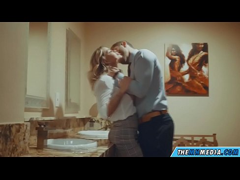 ❤️ Kur një bjonde me bukë ju josh në një banjë publike ❌ Video e ndyrë tek ne ☑